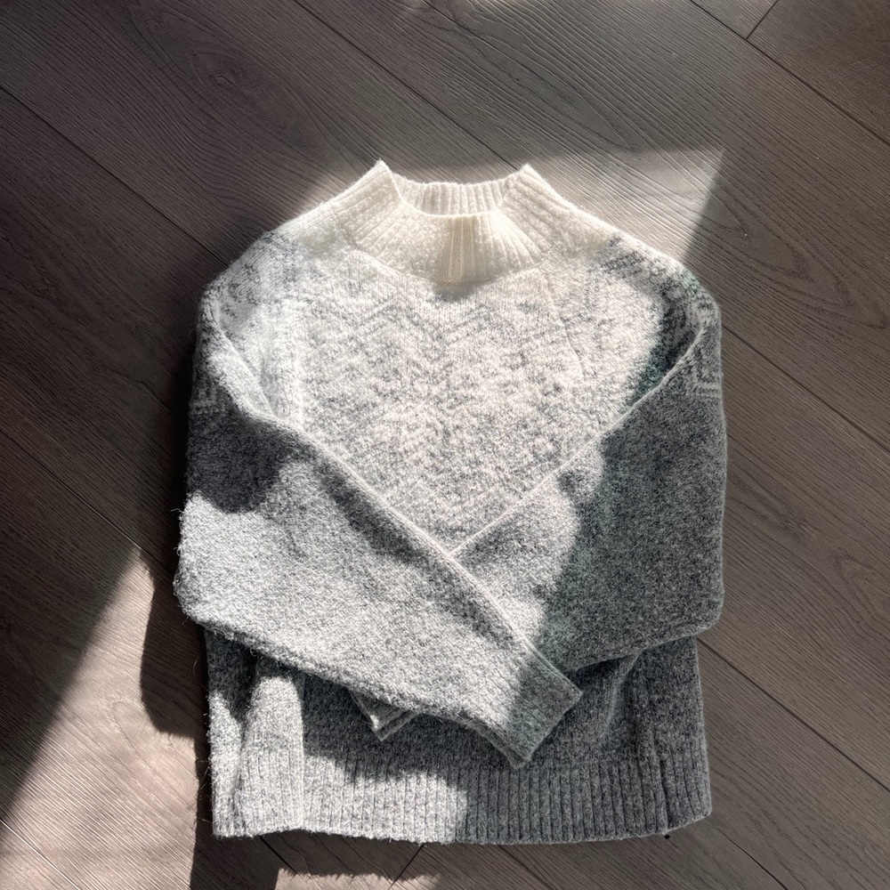 Old Navy Gray and White Sweater